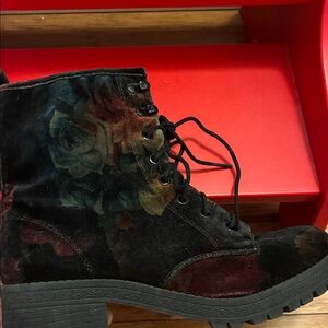 Madden girl Eloise Black Floral Velvet Lace-Up Combat Boots - Women size 8